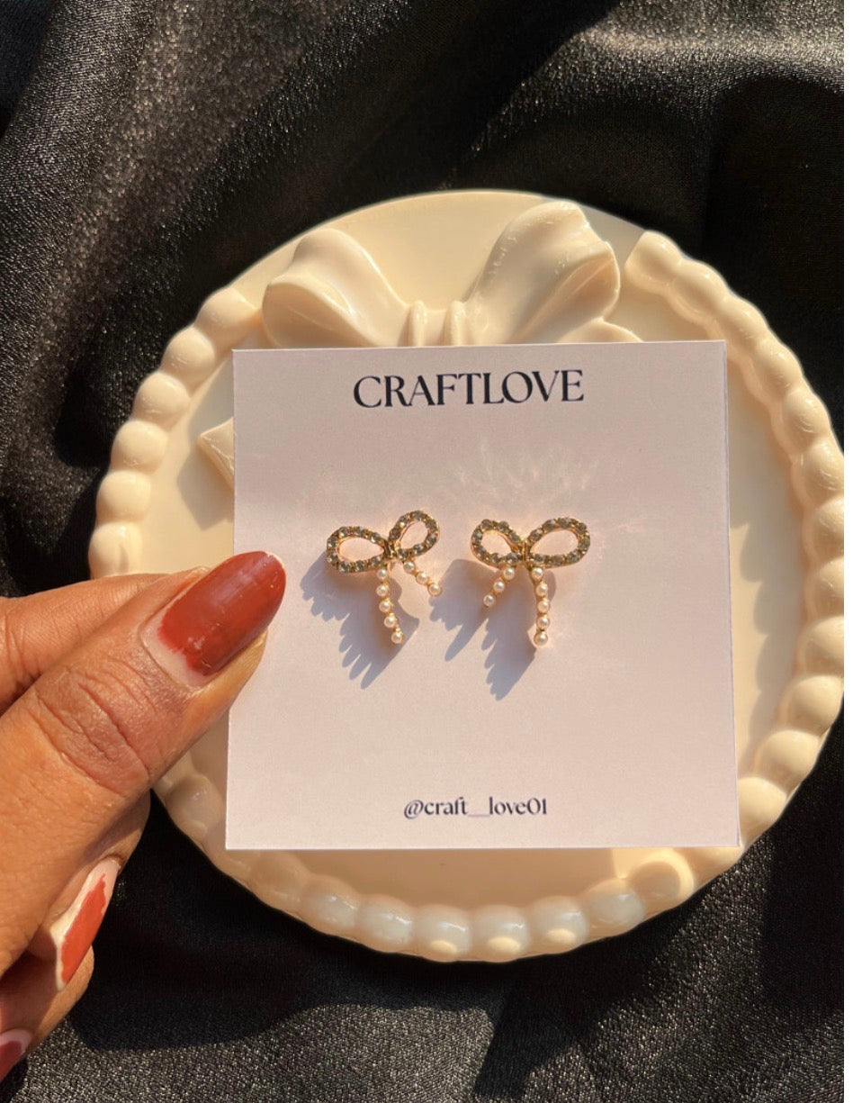 Minimal Stone bow earring