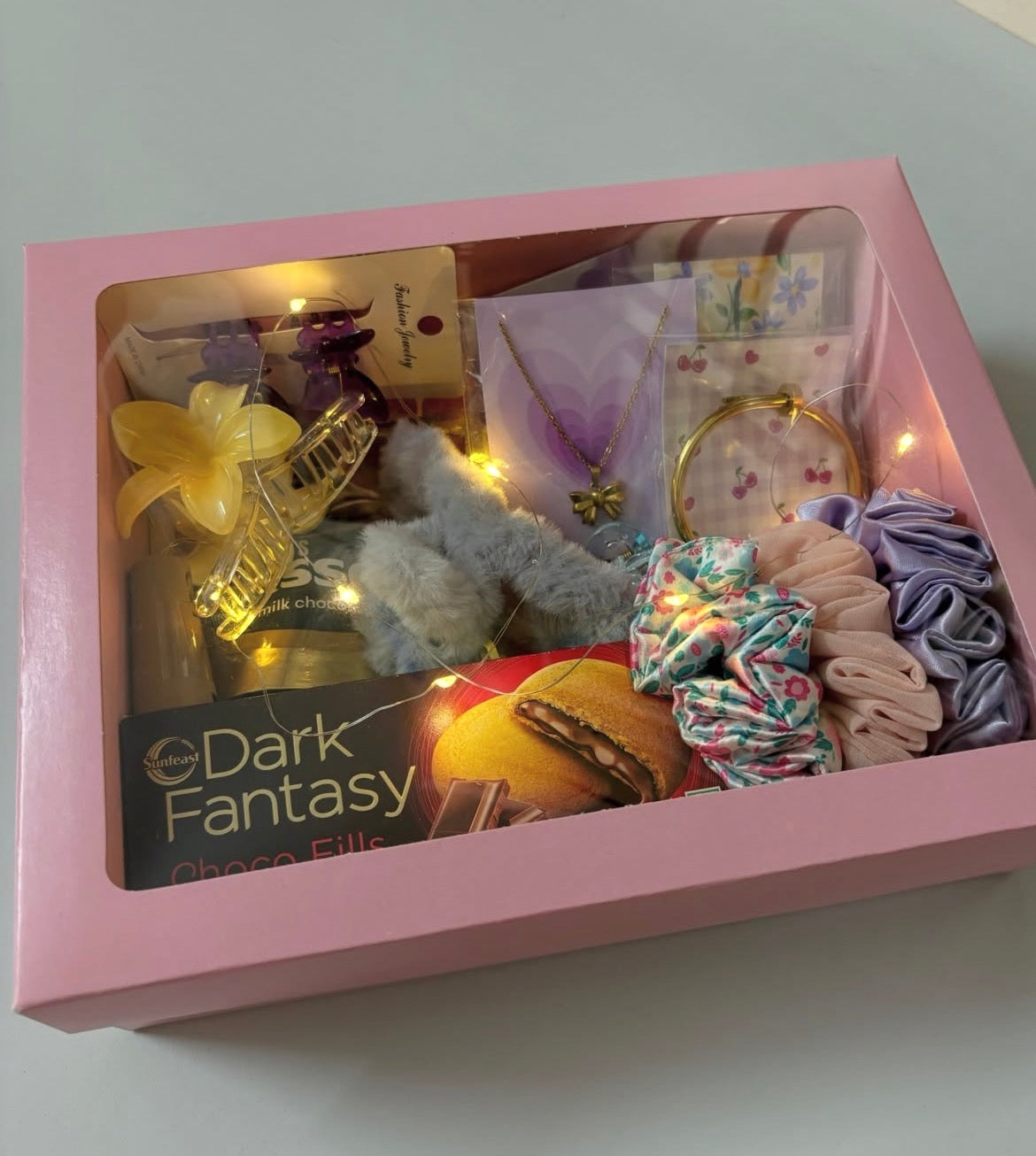 18 Gifts for 18 th Birthday with Lid box and lights (premium hamper)