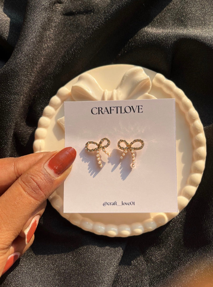 Minimal Stone bow earring